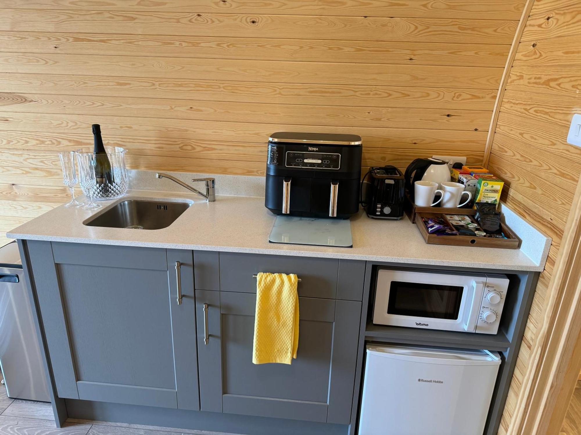 Ffrith Beach Glamping With Hot Tub Hotel Prestatyn Ngoại thất bức ảnh